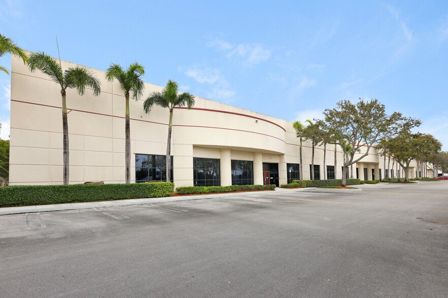 2877-2899 N Commerce Parkway, Miramar, FL en alquiler - Foto principal - Imagen 1 de 3