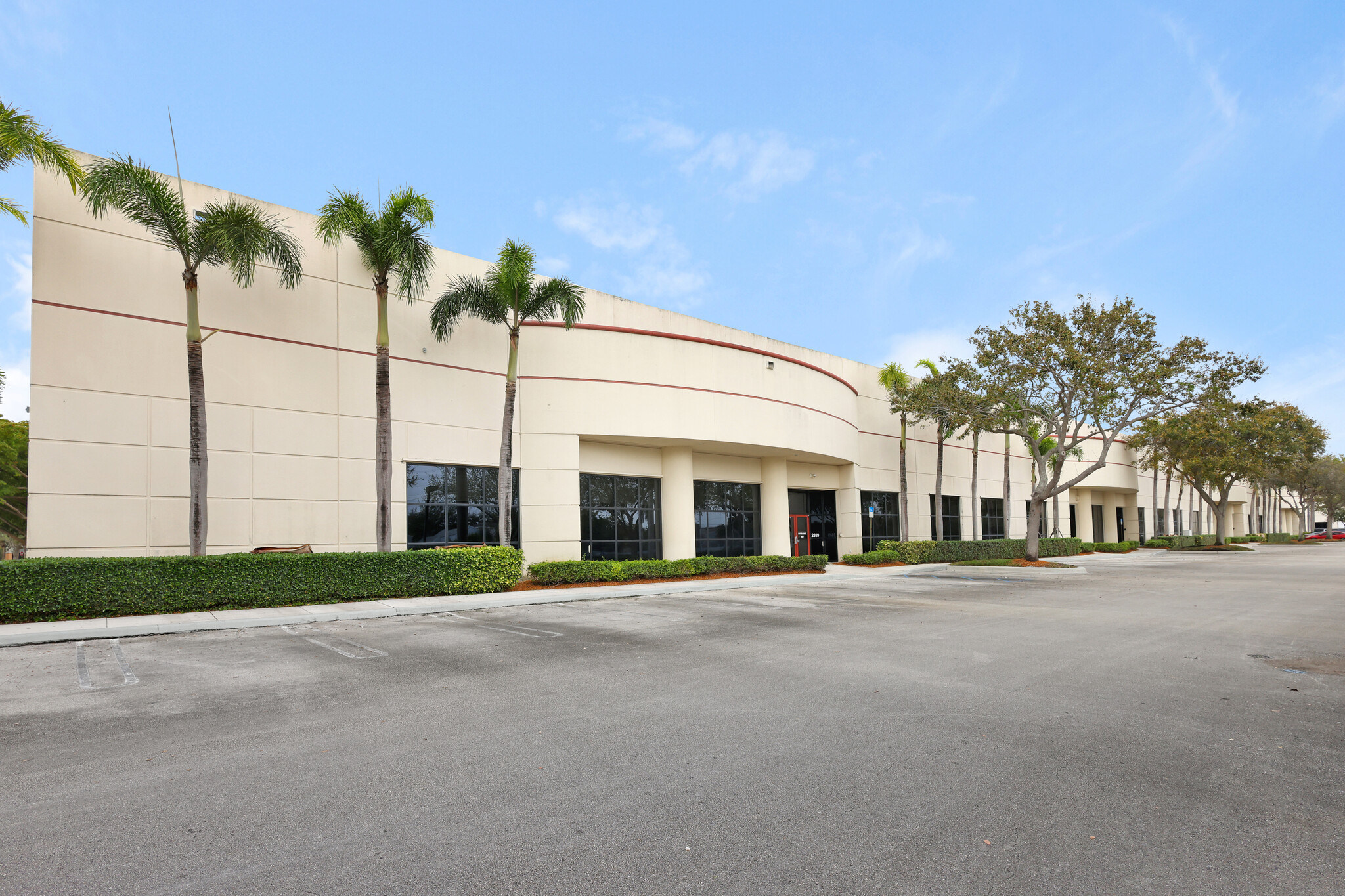 2877-2899 N Commerce Parkway, Miramar, FL en alquiler Foto principal- Imagen 1 de 4