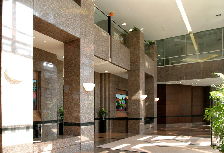 300 N Greene St, Greensboro, NC en alquiler - Lobby - Imagen 2 de 34