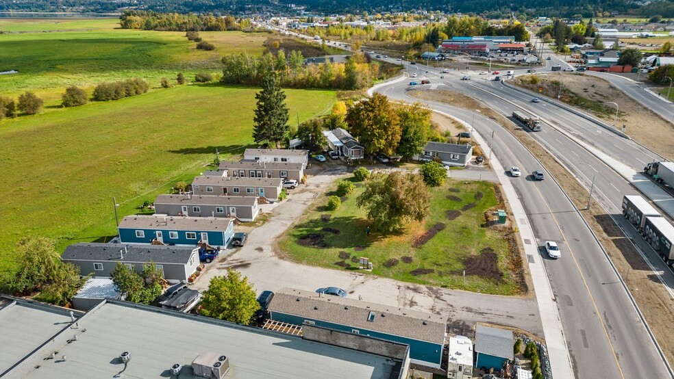 2261 19 Av NE, Salmon Arm, BC en venta - Foto del edificio - Imagen 2 de 6