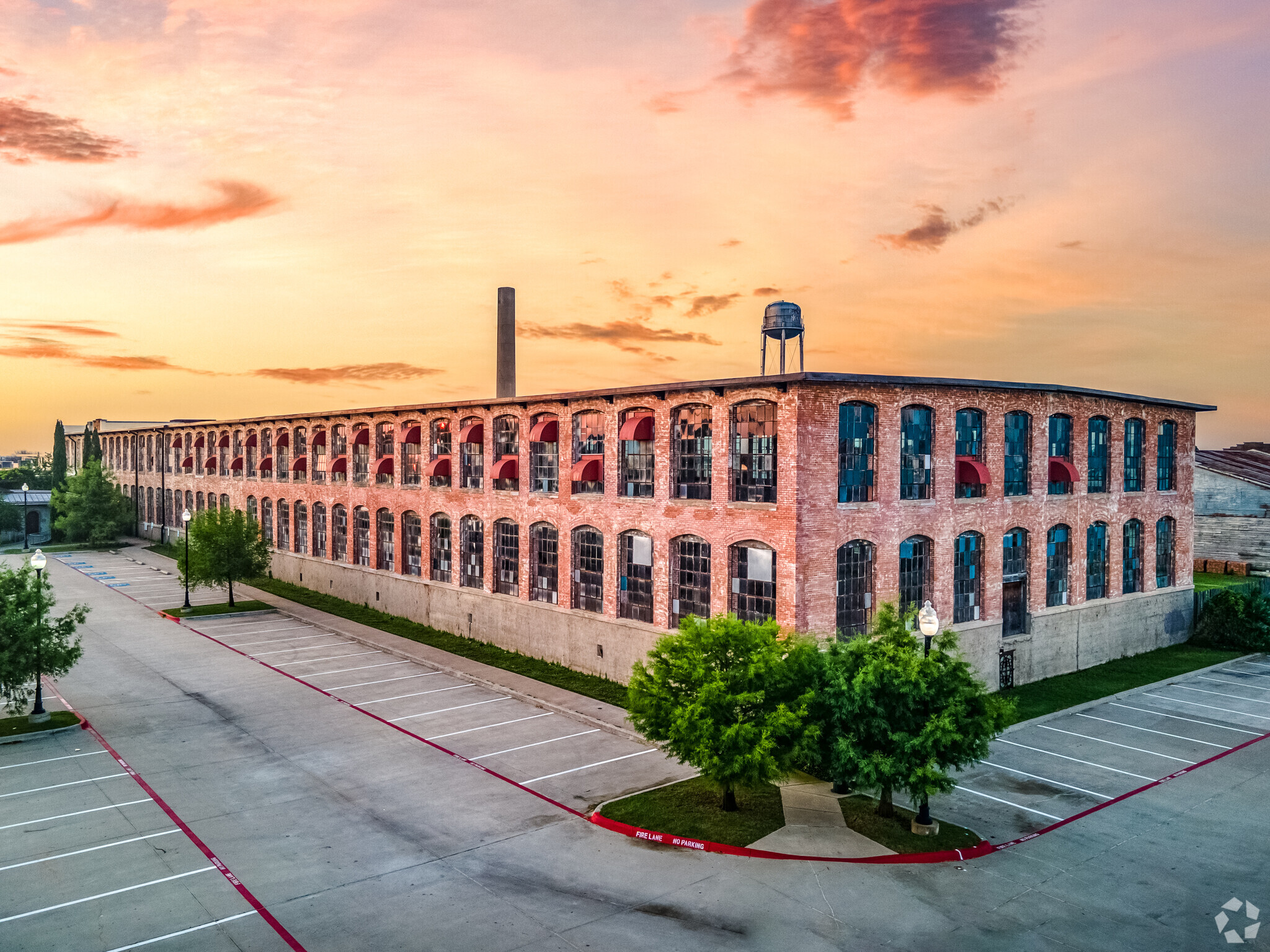 610 Elm St, McKinney, TX en alquiler Foto del edificio- Imagen 1 de 31