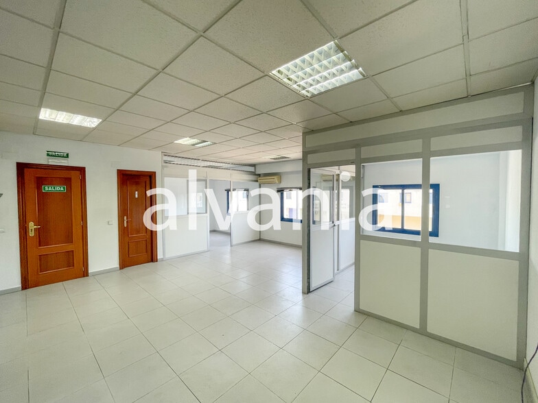 Calle Fisicas, 62, Alcorcón, Madrid en alquiler - Foto del edificio - Imagen 3 de 5