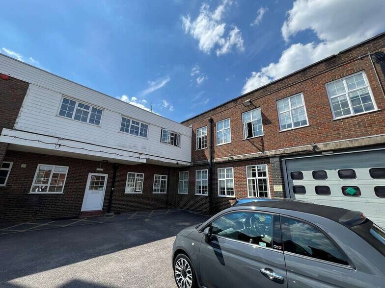 1 Lion & Lamb Way, Farnham en venta - Foto del edificio - Imagen 2 de 4