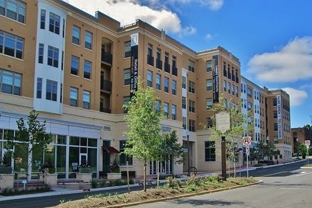 450 N Washington St, Falls Church, VA en alquiler Foto del edificio- Imagen 1 de 5