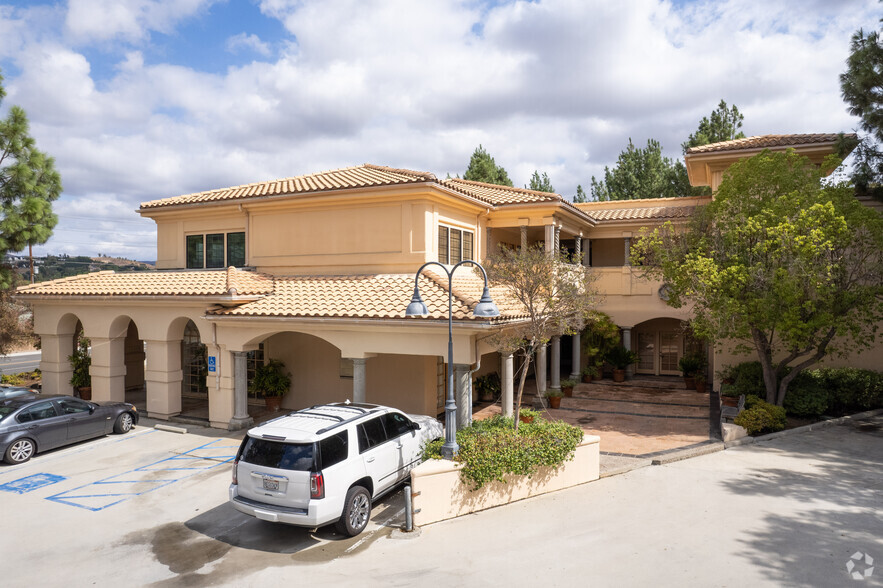 28040 Dorothy Dr, Agoura Hills, CA en venta - Foto principal - Imagen 1 de 105