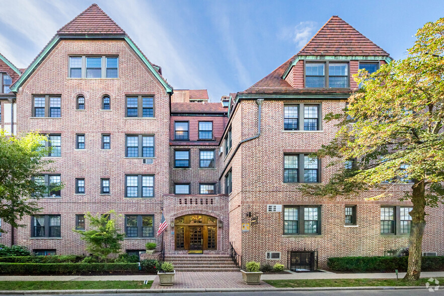 6 Burns St, Forest Hills, NY en alquiler - Foto del edificio - Imagen 1 de 14