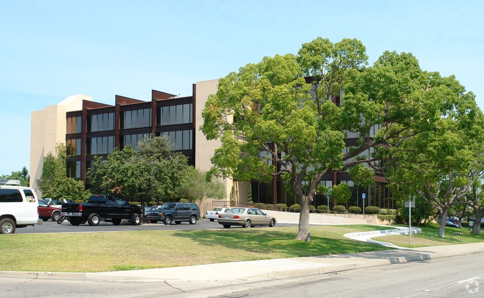 2082 Michelson Dr, Irvine, CA en alquiler - Foto del edificio - Imagen 2 de 19