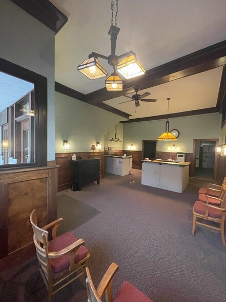 123 E 1st St, Monticello, IA en alquiler - Lobby - Imagen 1 de 6