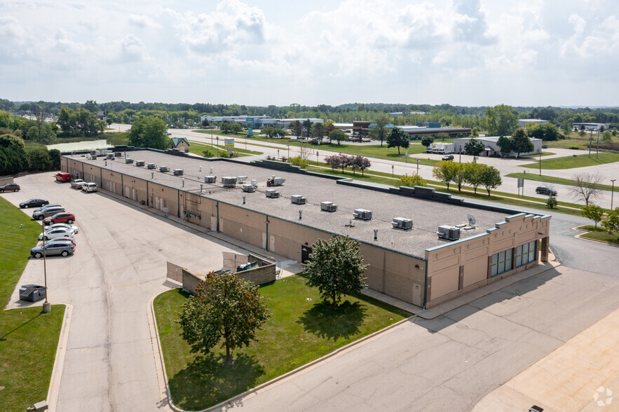 1024-1060 E Commerce Blvd, Slinger, WI en alquiler - Foto del edificio - Imagen 2 de 4