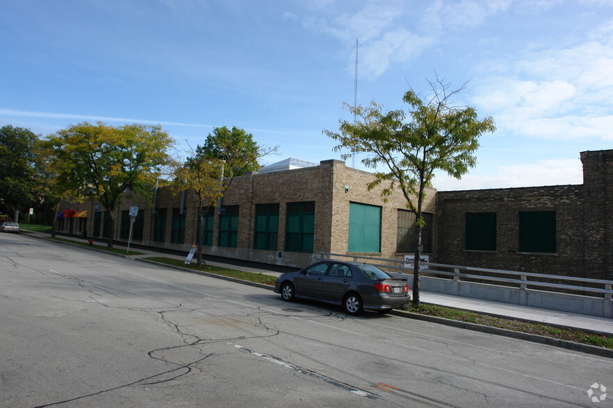 4212 W Highland Blvd, Milwaukee, WI en alquiler - Foto del edificio - Imagen 3 de 7