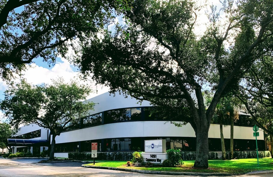 14261 Commerce Way, Miami Lakes, FL en alquiler - Foto del edificio - Imagen 2 de 10