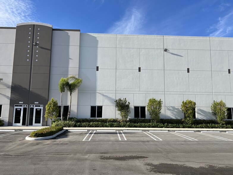 8565 W 44th Ave, Hialeah, FL en alquiler - Foto del edificio - Imagen 1 de 4