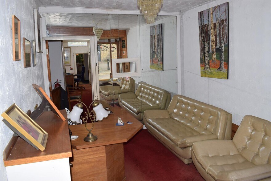 36 Queens Rd, Buckhurst Hill en venta - Foto del edificio - Imagen 3 de 10