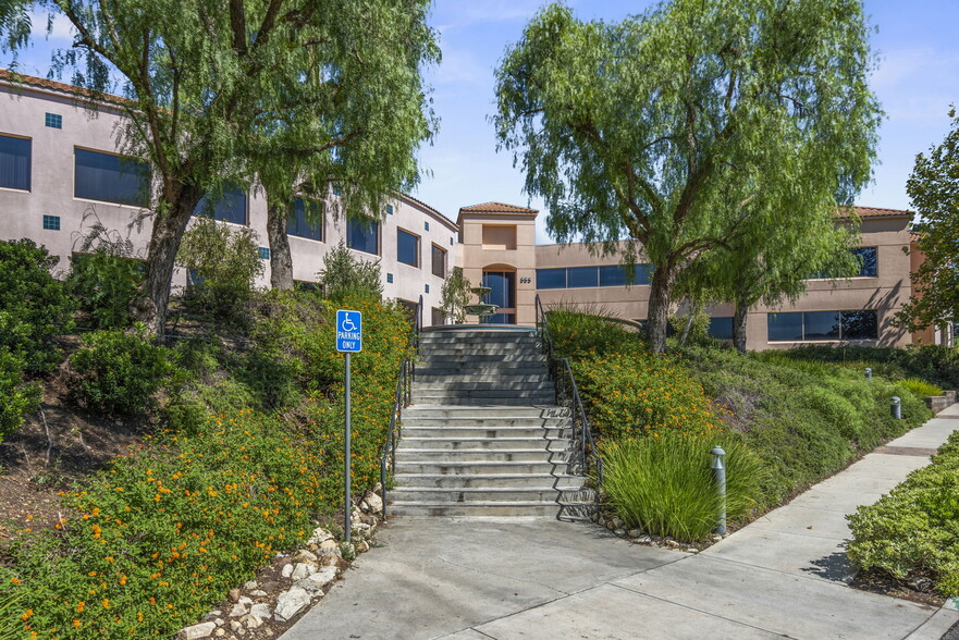 555 St Charles Dr, Thousand Oaks, CA en alquiler - Foto del edificio - Imagen 2 de 11