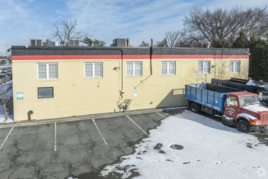 1834 Lansdowne Ave, Merrick, NY en venta - Foto del edificio - Imagen 2 de 7