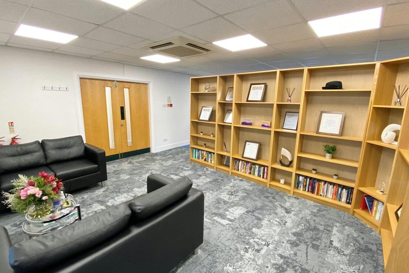 Hortons Way, Westerham, KEN TN16 1BT - Unidad Unit 1 -  - Foto del interior - Image 2 of 5