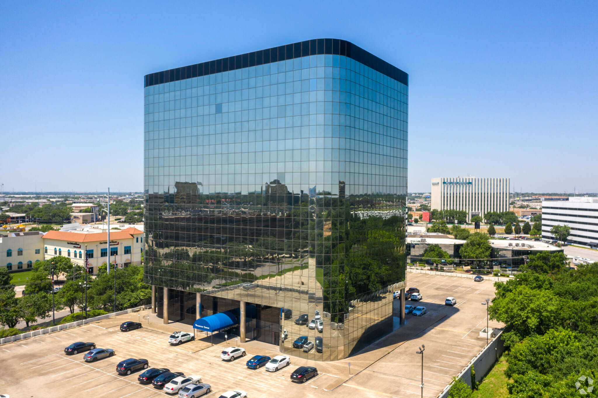 1349 Empire Central Dr, Dallas, TX en alquiler Foto del edificio- Imagen 1 de 13