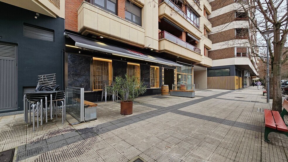 Local en Pamplona en venta - Foto del edificio - Imagen 3 de 45