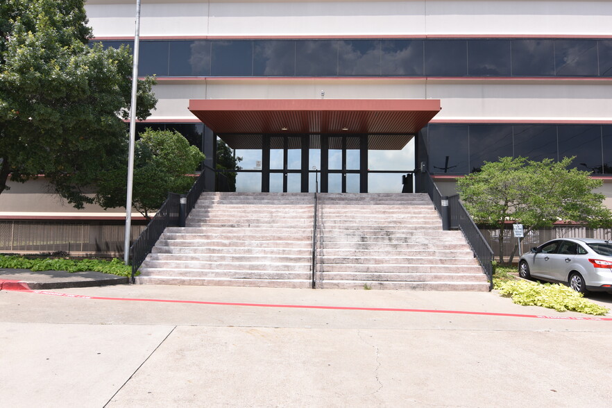 2701 Brown Trl, Bedford, TX en alquiler - Foto del edificio - Imagen 1 de 8