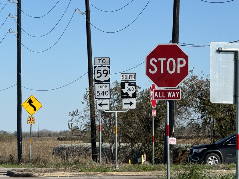 FM 360 Road, Beasley, TX en venta - Foto del edificio - Imagen 3 de 9