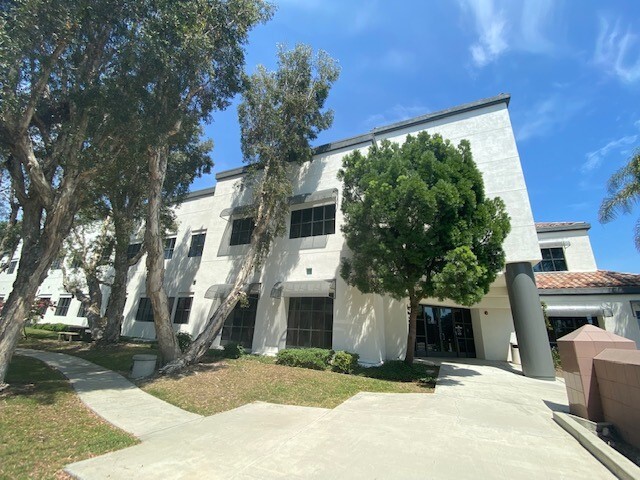 637 E Albertoni St, Carson, CA en alquiler - Foto del edificio - Imagen 3 de 12