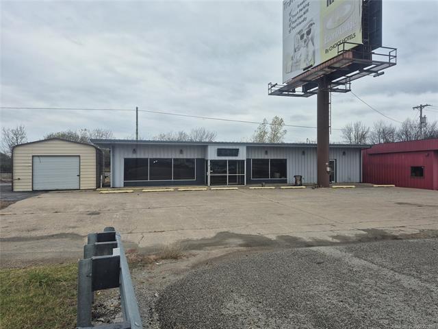 403 S Chouteau Ave, Chouteau, OK en venta - Foto del edificio - Imagen 3 de 8