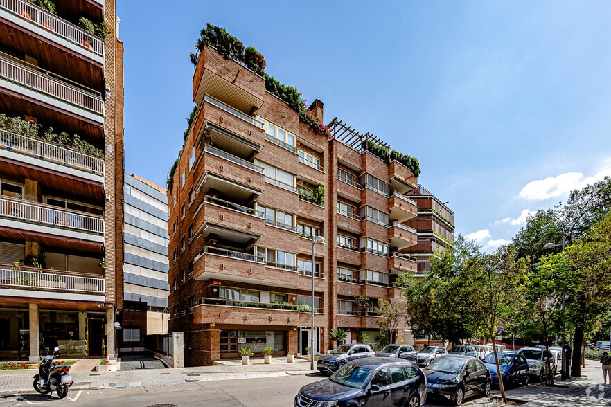 Edificio residencial en Barcelona, Barcelona en venta - Foto del edificio - Imagen 2 de 4