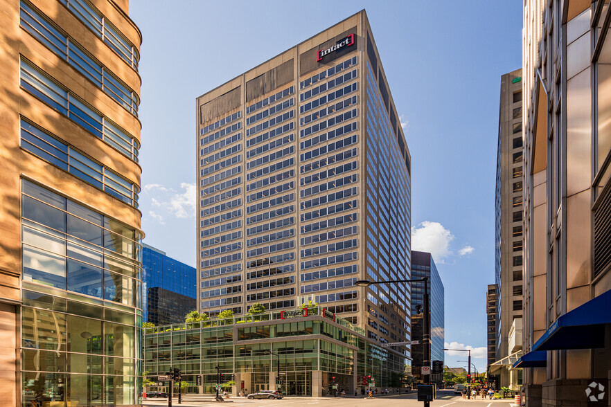 2020 Boul Robert-Bourassa, Montréal, QC en alquiler - Foto del edificio - Imagen 1 de 5