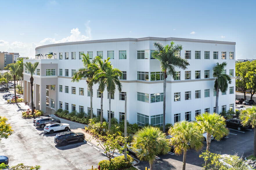 8200 NW 41st St, Miami, FL en alquiler - Foto del edificio - Imagen 2 de 11