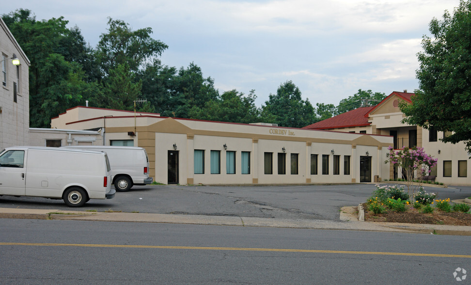 146 Hillwood Ave, Falls Church, VA en alquiler - Foto del edificio - Imagen 3 de 4