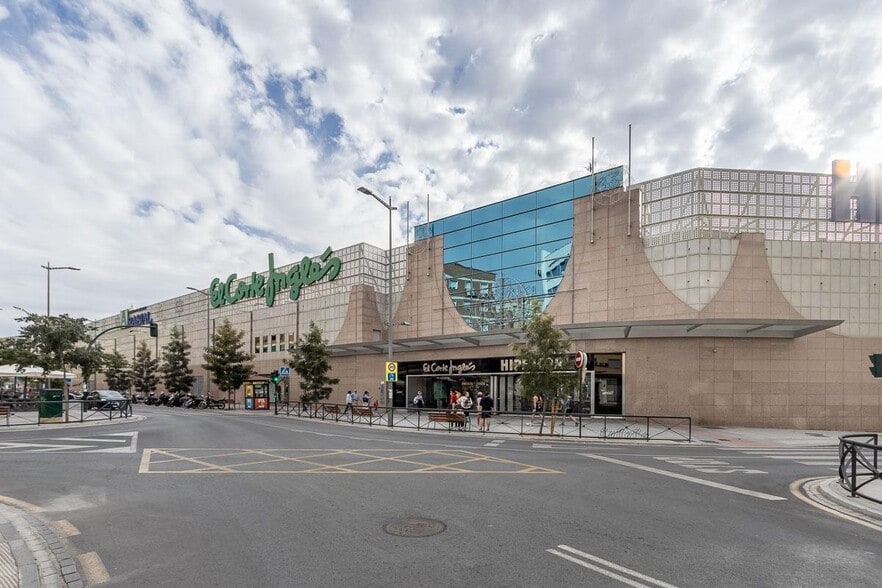 Local en Granada, Granada en venta - Foto del edificio - Imagen 1 de 18