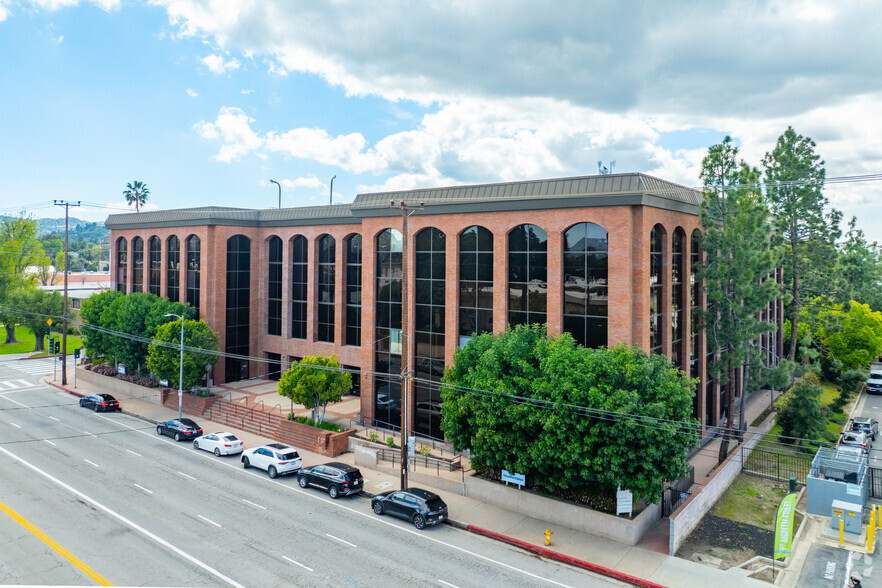 15315 Magnolia Blvd, Sherman Oaks, CA en alquiler - Foto del edificio - Imagen 1 de 7