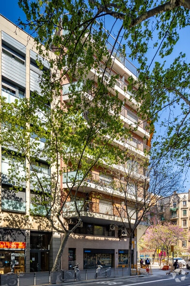 Edificio residencial en Barcelona, Barcelona en venta - Foto del edificio - Imagen 3 de 5