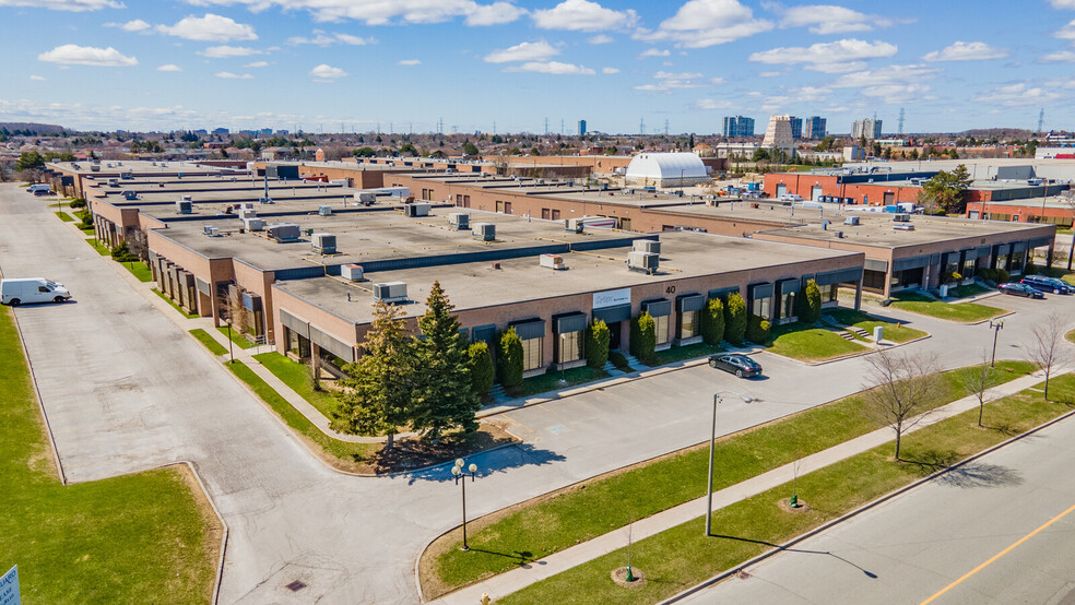 40 Tiffield Rd, Toronto, ON en alquiler - Foto del edificio - Imagen 2 de 9