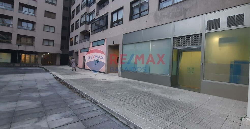Local en Vigo en venta - Foto del edificio - Imagen 2 de 36