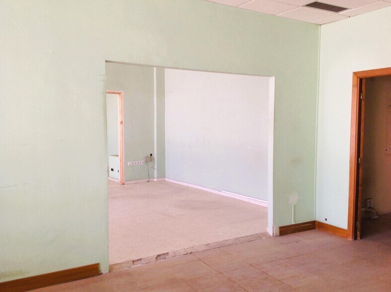 Local en Gelves en venta - Foto del interior - Imagen 1 de 11