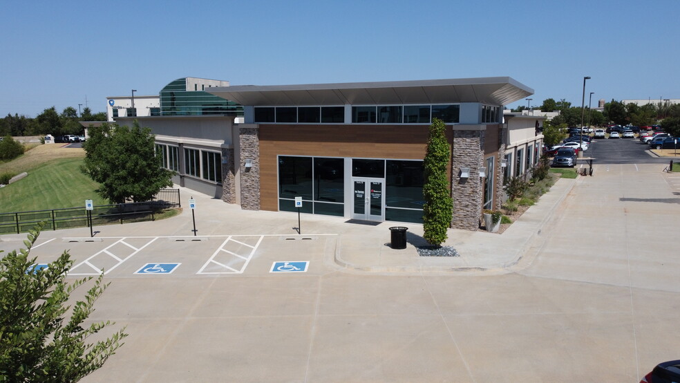 13901 Parkway Commons Dr, Oklahoma City, OK en alquiler - Foto del edificio - Imagen 1 de 5