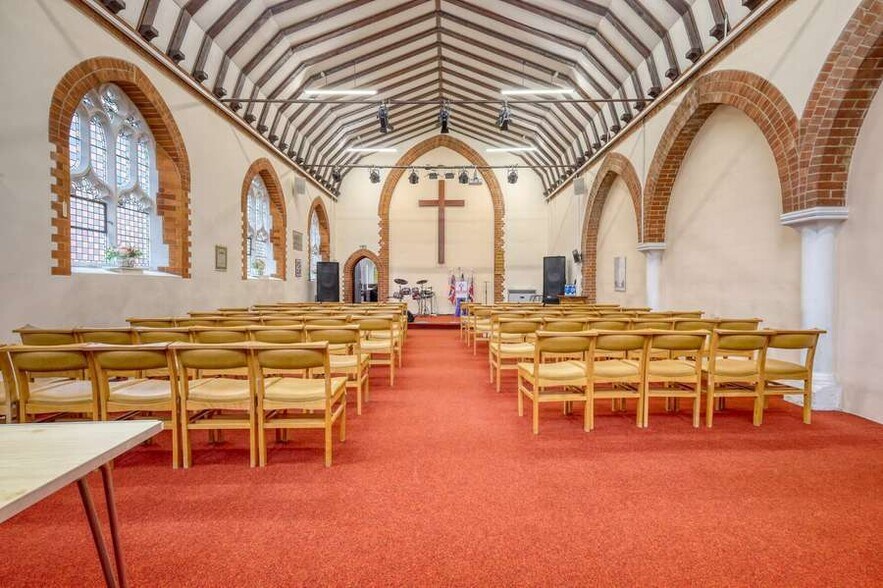 90 London Rd, Bagshot en venta - Foto del edificio - Imagen 2 de 6