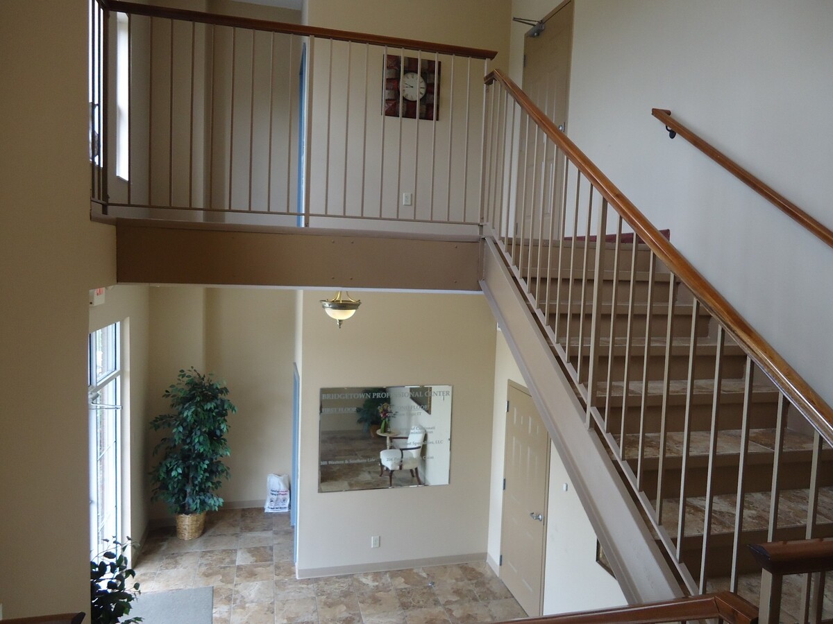 3860 Race Rd, Cincinnati, OH 45211 - Unidad 104 -  - Foto del interior - Image 1 of 12