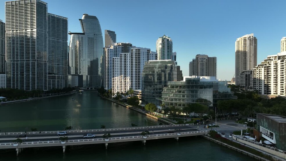 501 Brickell Key Dr, Miami, FL en alquiler - Vídeo de anuncio comercial - Imagen 2 de 9