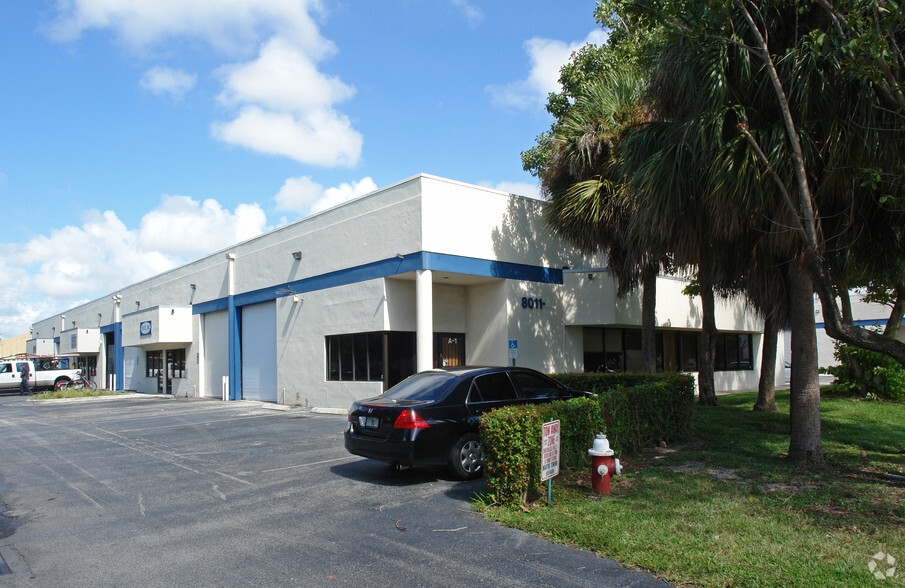 8011 Monetary Dr, Riviera Beach, FL en alquiler - Foto del edificio - Imagen 3 de 7