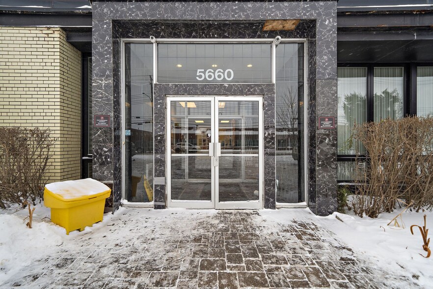 5660 Rue Ferrier, Mont-Royal, QC en alquiler - Foto del edificio - Imagen 2 de 3