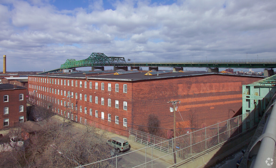 104 Anawan St, Fall River, MA en alquiler - Foto del edificio - Imagen 1 de 75