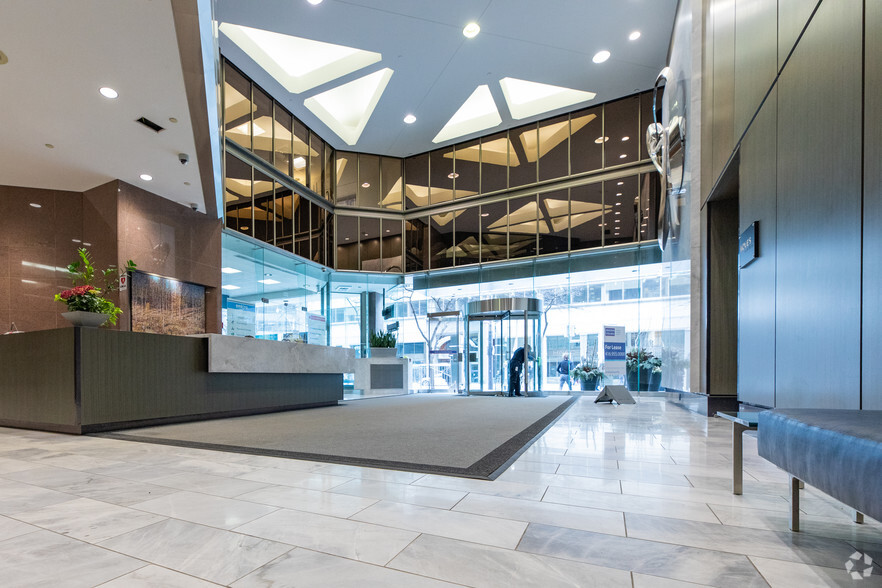 70 University Ave, Toronto, ON en alquiler - Lobby - Imagen 2 de 7