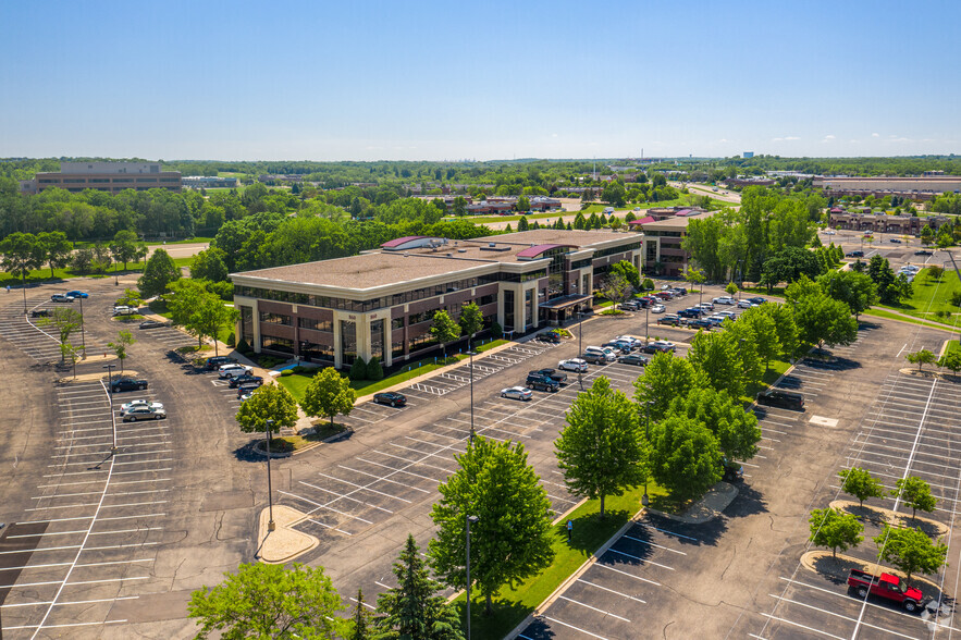 860 Blue Gentian Rd, Eagan, MN en alquiler - Foto del edificio - Imagen 2 de 4