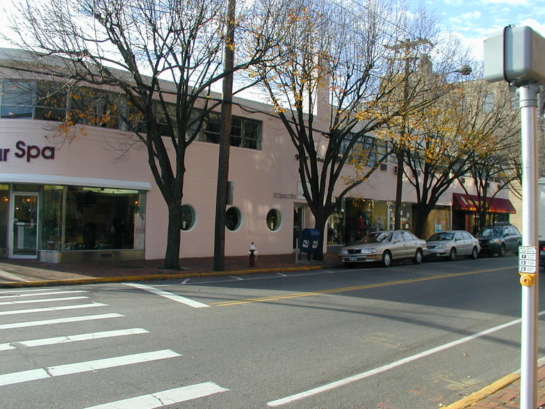 10 Bond St, Great Neck, NY en alquiler - Foto del edificio - Imagen 2 de 16