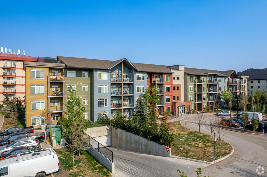 104 Mackenzie Way SW, Airdrie, AB en alquiler - Foto del edificio - Imagen 2 de 21