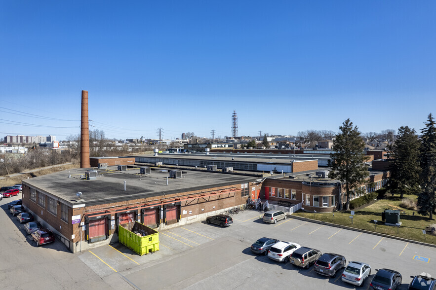 250 Bowie Ave, Toronto, ON en alquiler - Foto del edificio - Imagen 2 de 7