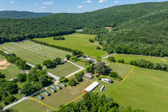 Más detalles de 444 Charlie Roberts Rd, Pelham, TN - Hoteles y hospedaje en venta