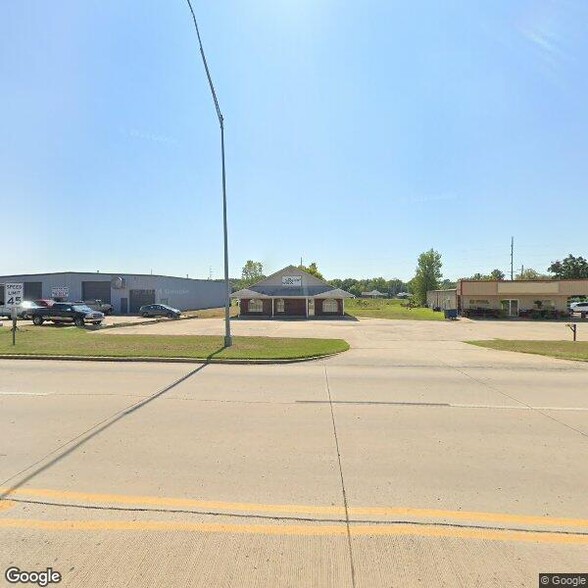 1002 1/2 E Shawntel Smith Blvd, Muldrow, OK en venta - Foto del edificio - Imagen 2 de 4